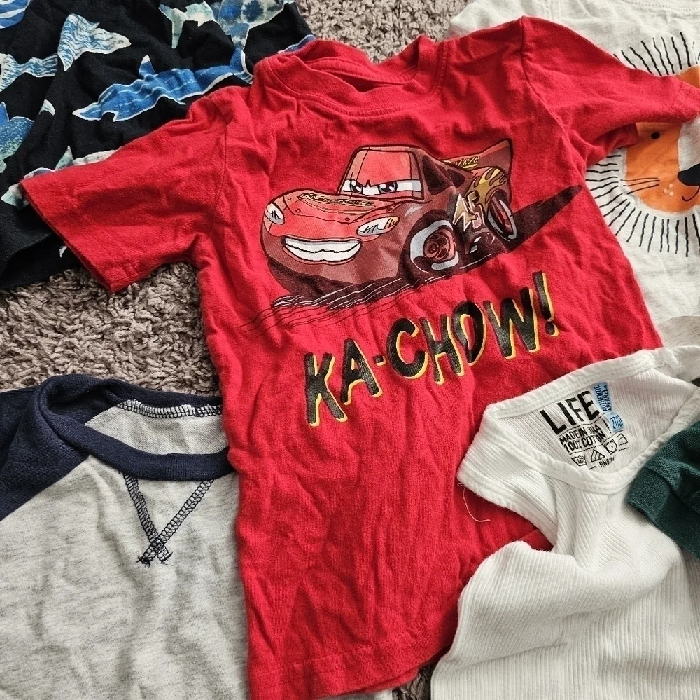 Boys lot clothing there are 6 pieces